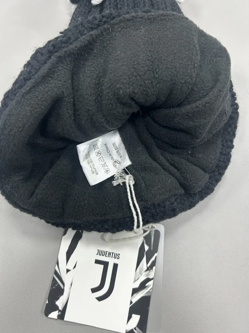 Acquista ora copia di CAPPELLO UOMO LANA CON PONPON E PELLICCIA INTERNA ENZO CASTELLANO FC JUVENTUS 131009 su nonsolointimo1994.
