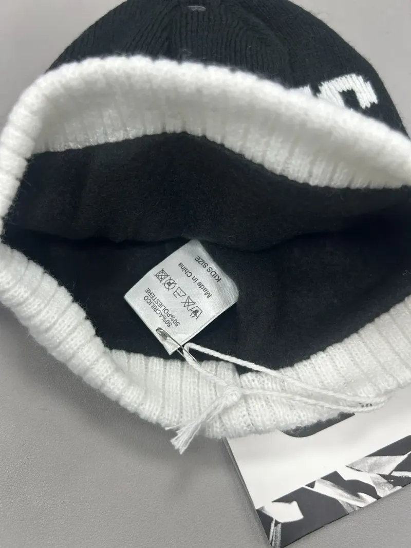 Acquista ora copia di CAPPELLO UOMO LANA CON PONPON E PELLICCIA INTERNA ENZO CASTELLANO FC JUVENTUS 131009 su nonsolointimo1994.
