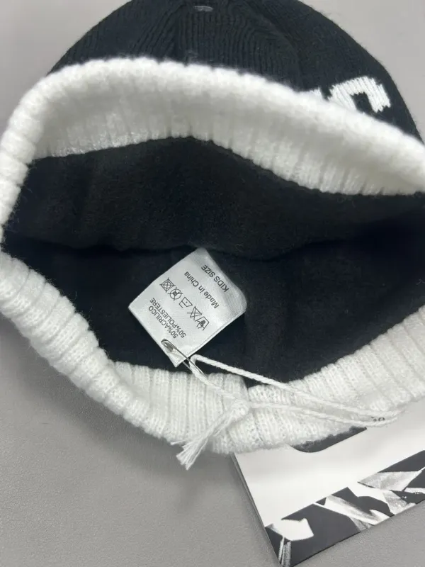 Acquista ora copia di CAPPELLO UOMO LANA CON PONPON E PELLICCIA INTERNA ENZO CASTELLANO FC JUVENTUS 131009 su nonsolointimo1994.
