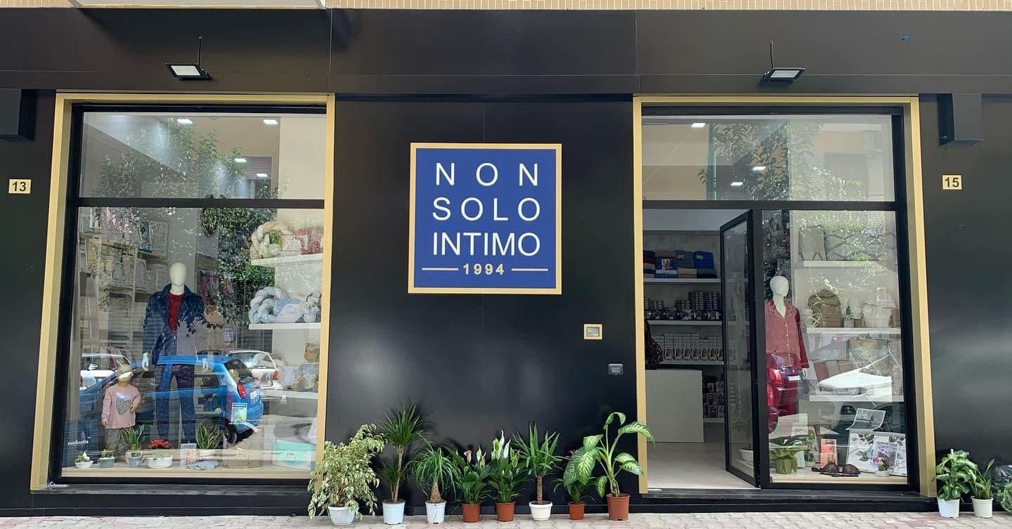 Vendita all'ingrosso e al dettaglio di abbigliamento, scarpe e accessori dei migliori brand
